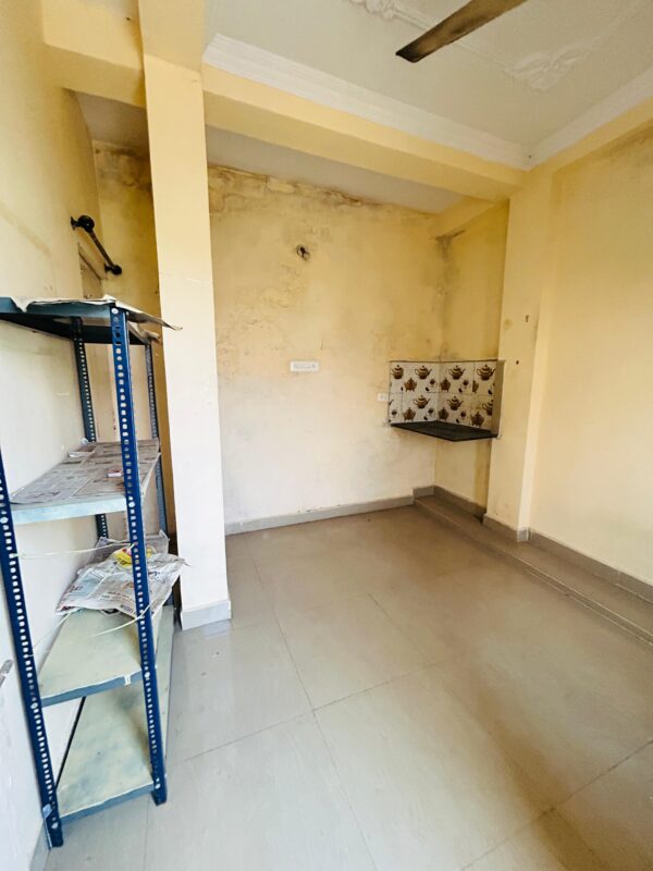 Single room with bed in Ayodhya bypass  Rn144